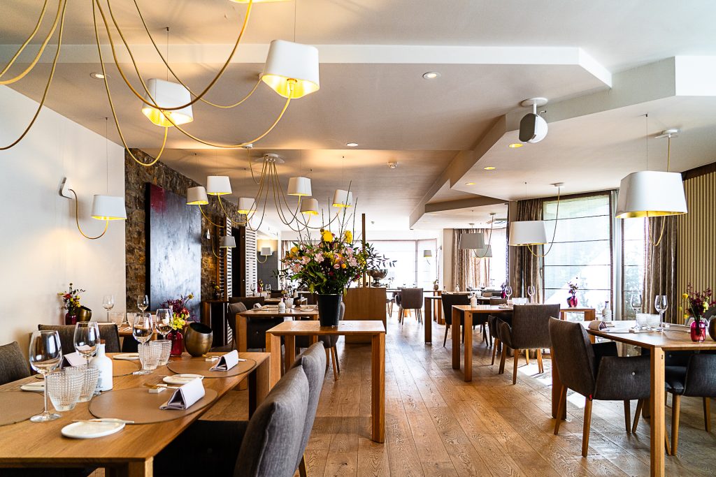Salle du restaurant gastronomique Le Beau Séjour à Nassogne, Ardenne belge